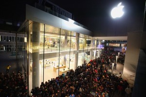 Crowded Apple Store!